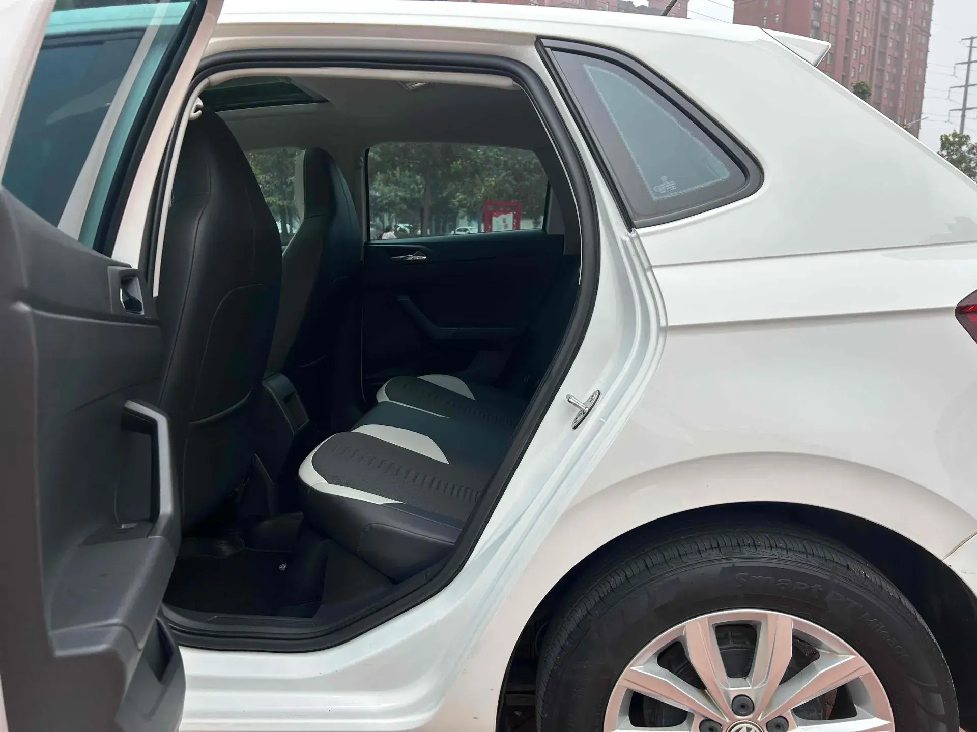 2019 VOLKSWAGEN POLO thumbnail 3