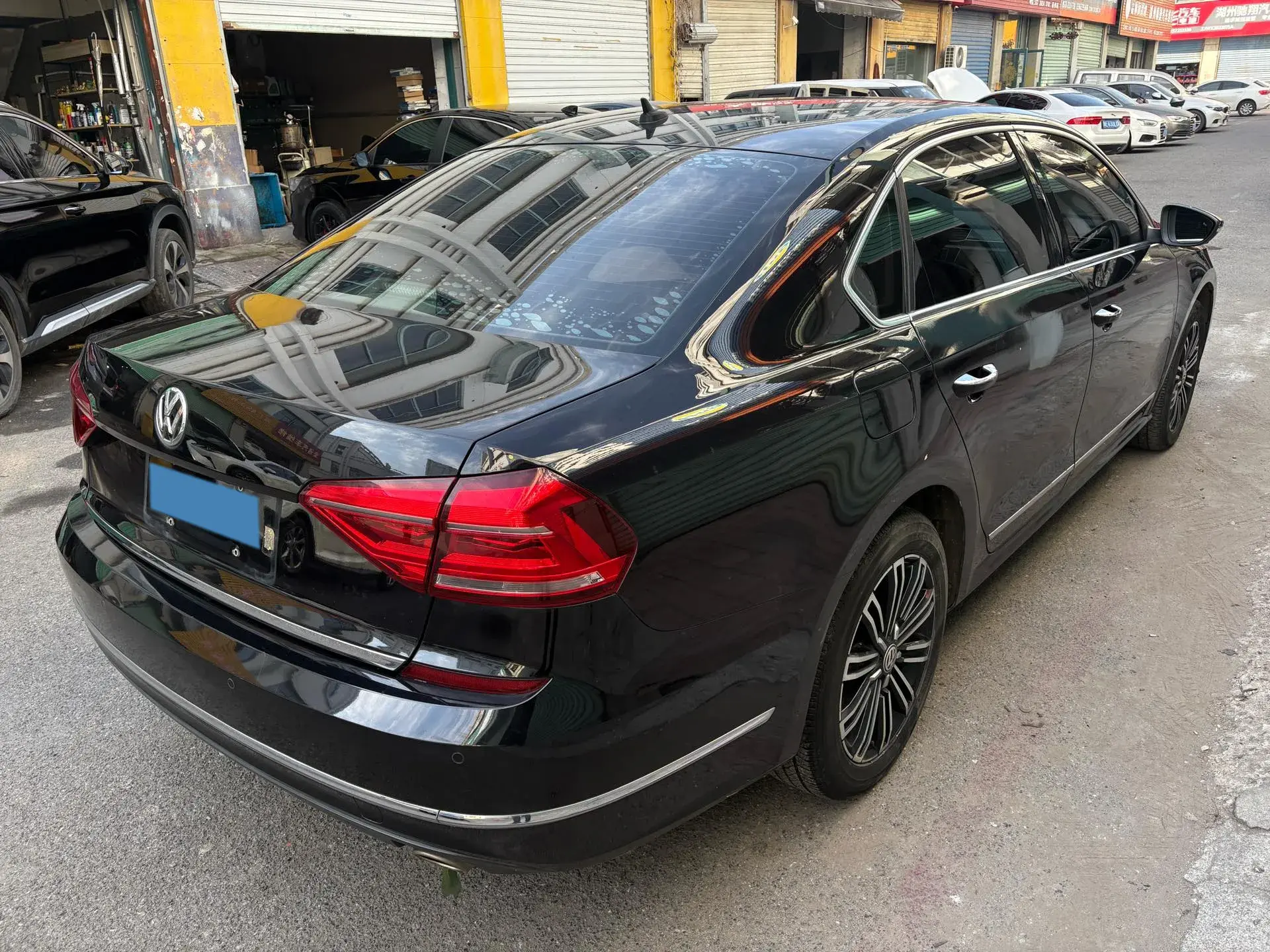 2017 VOLKSWAGEN PASSAT thumbnail 3