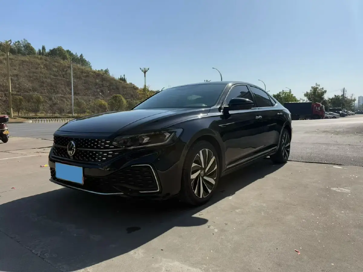 2023 Volkswagen Passat 2.0T 186HP L4 7DCT