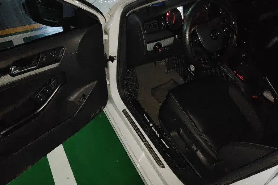 2018 VOLKSWAGEN SAGITAR thumbnail 3