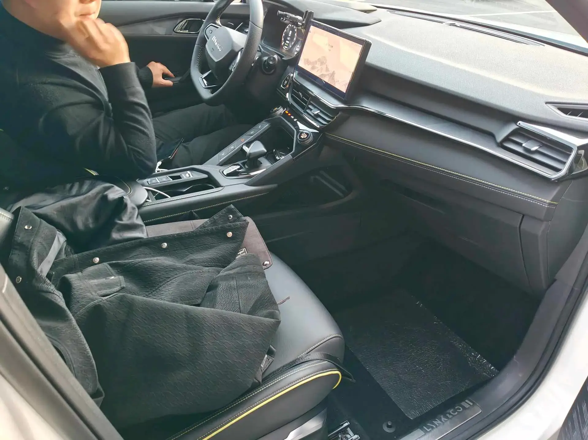 2023 LYNK&CO 06 thumbnail 3