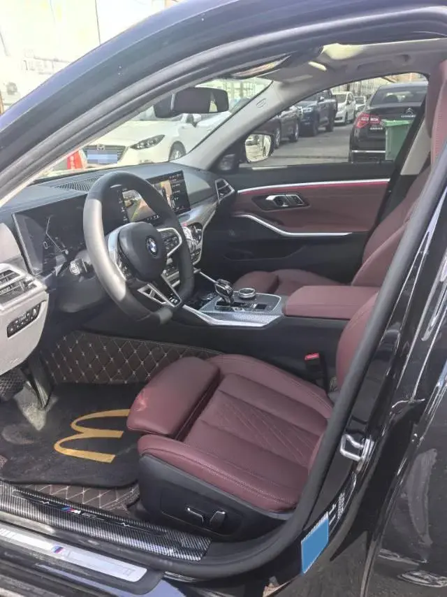 2025 BMW 3 thumbnail 2