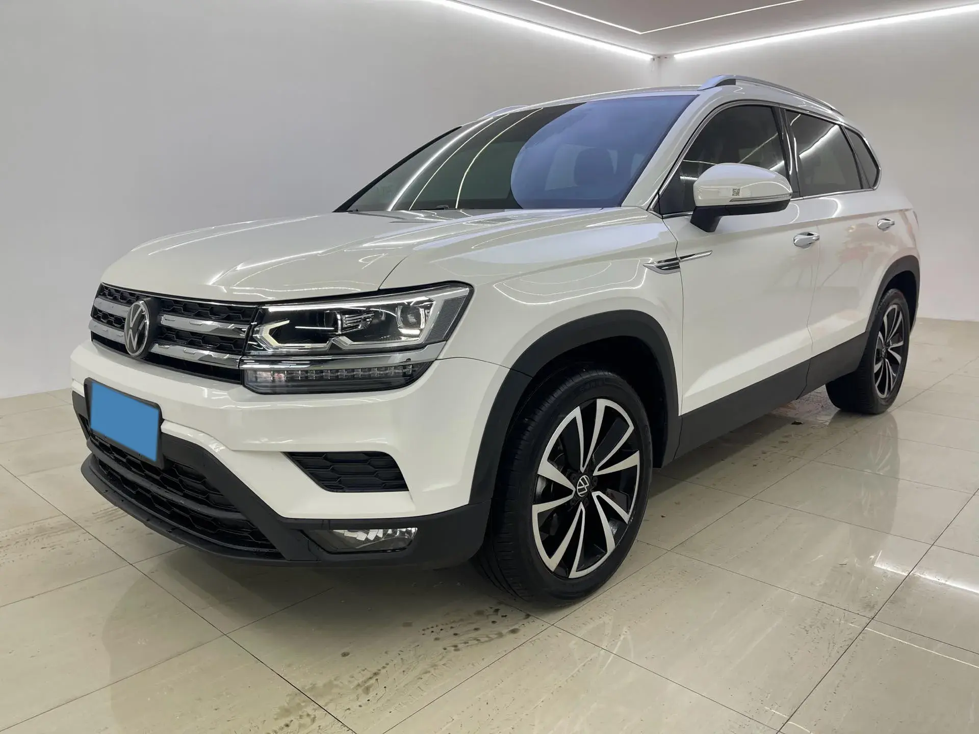 2022 VOLKSWAGEN THARU view 1