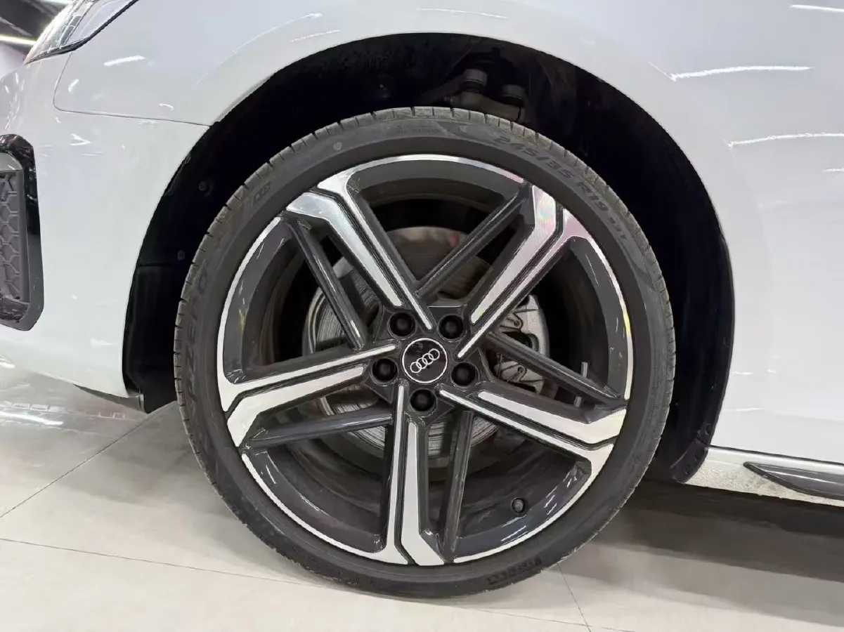 2024 Audi A4L 2.0T 190HP L4 7DCT,autocango,china used car exporter,china ev exporter,chinese used car exporter,chinese used ev exporter