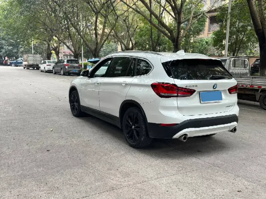 2021 BMW X1 thumbnail 4