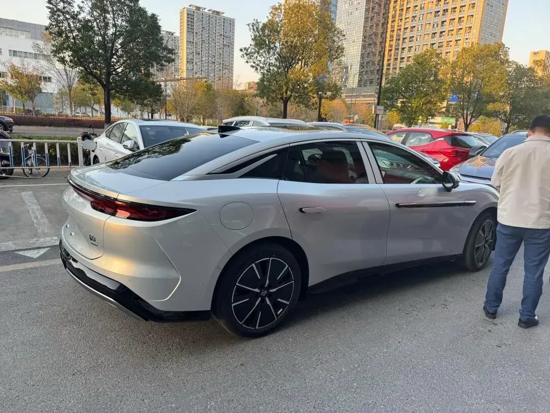 2025 BYD HANL thumbnail 2