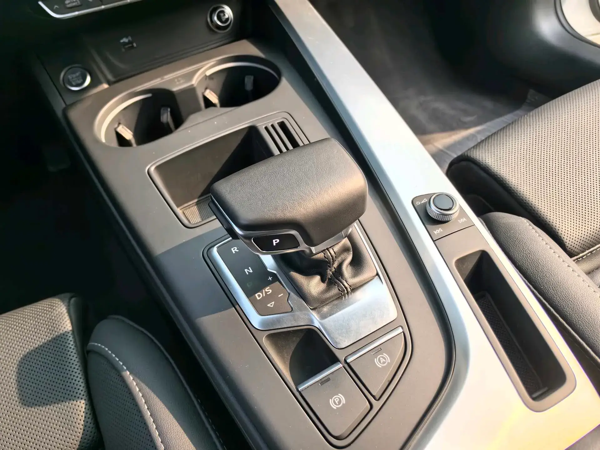 2023 AUDI A4L thumbnail 4