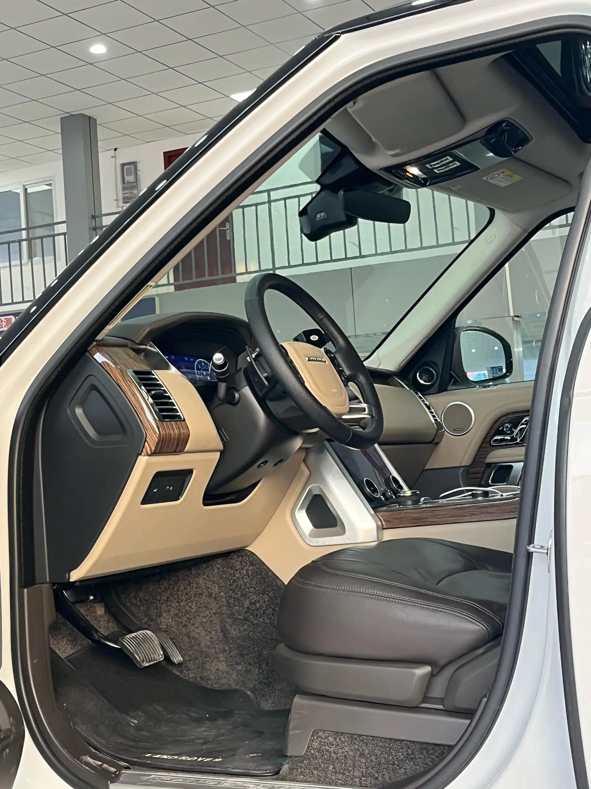 2019 LAND ROVER thumbnail 4