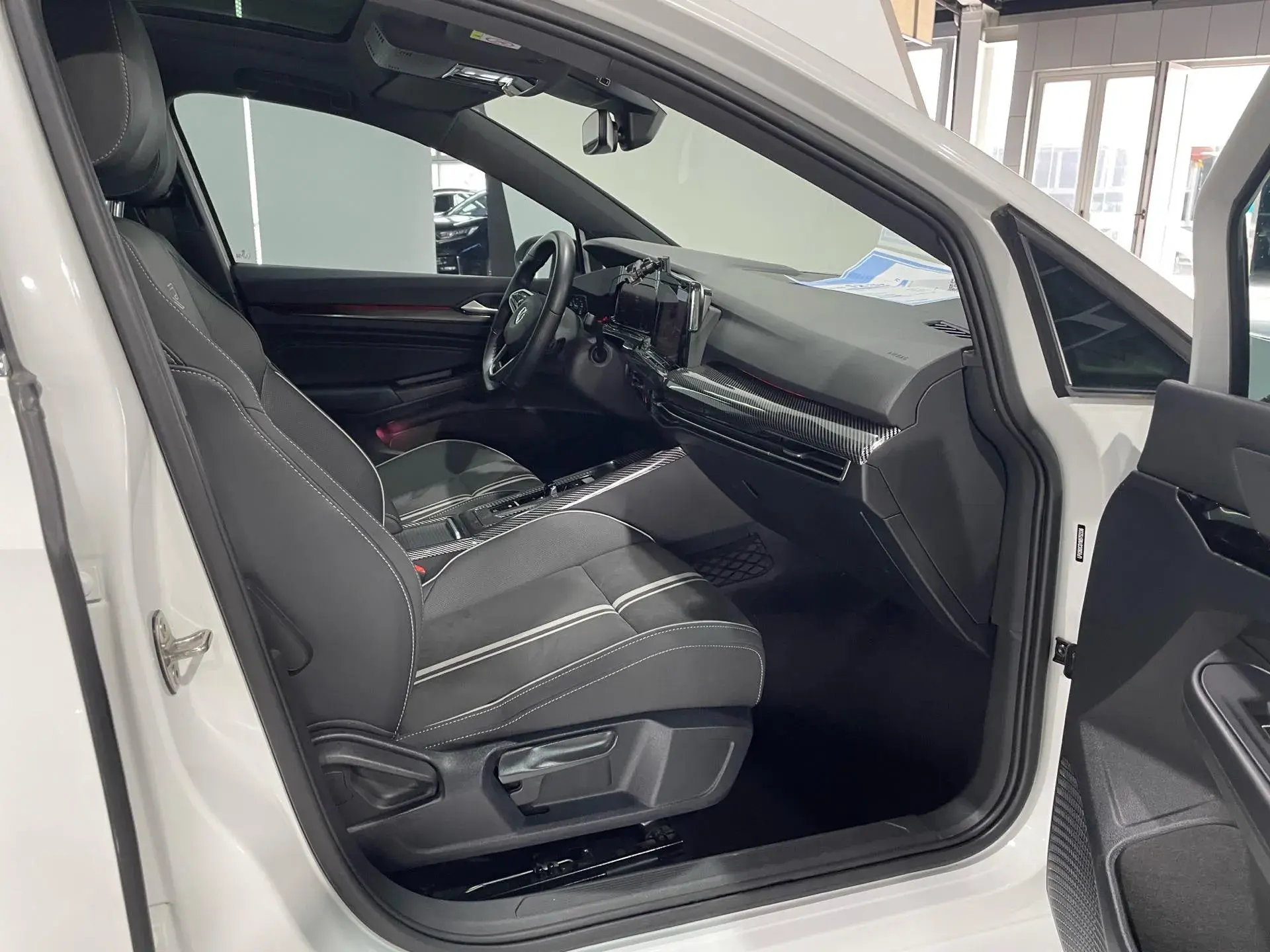 2021 VOLKSWAGEN GOLF thumbnail 3