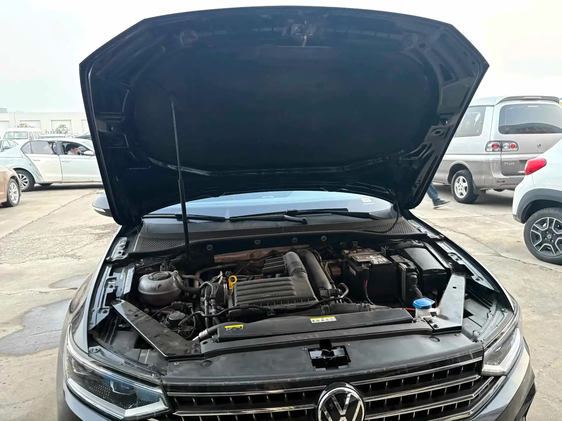 2025 VOLKSWAGEN MAGOTAN thumbnail 2