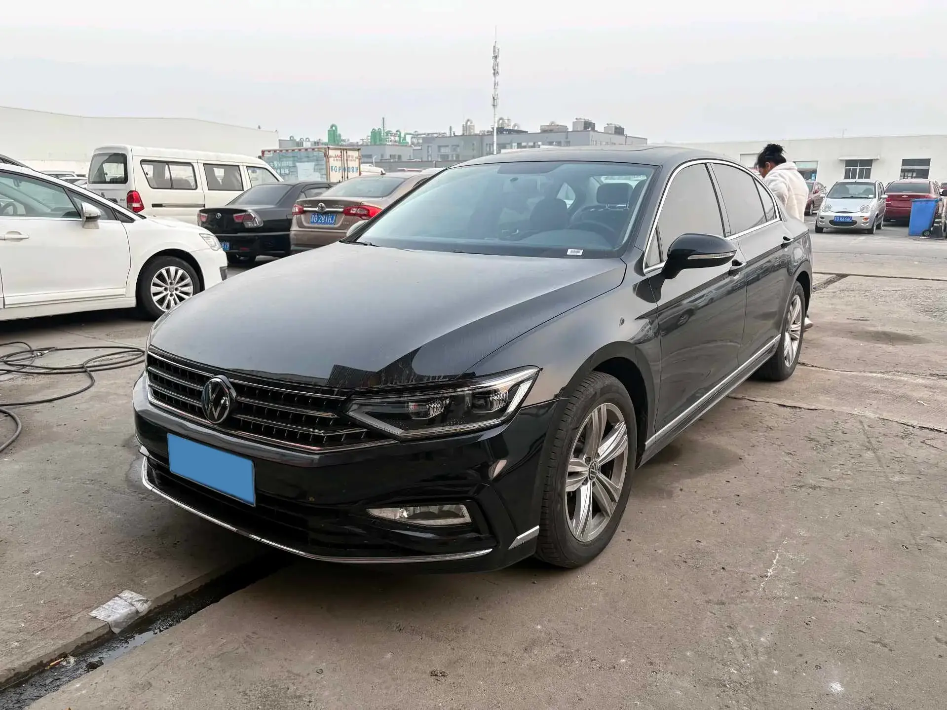 2025 VOLKSWAGEN MAGOTAN view 1