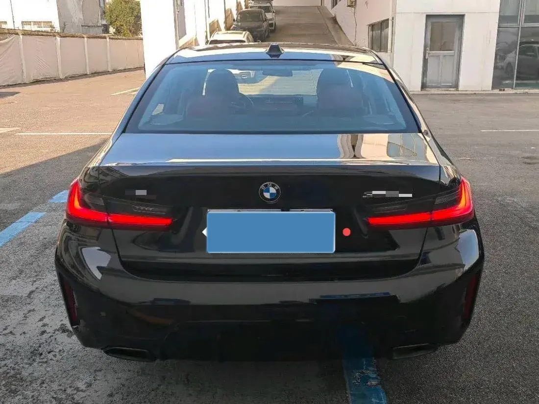 2025 BMW 3 thumbnail 2