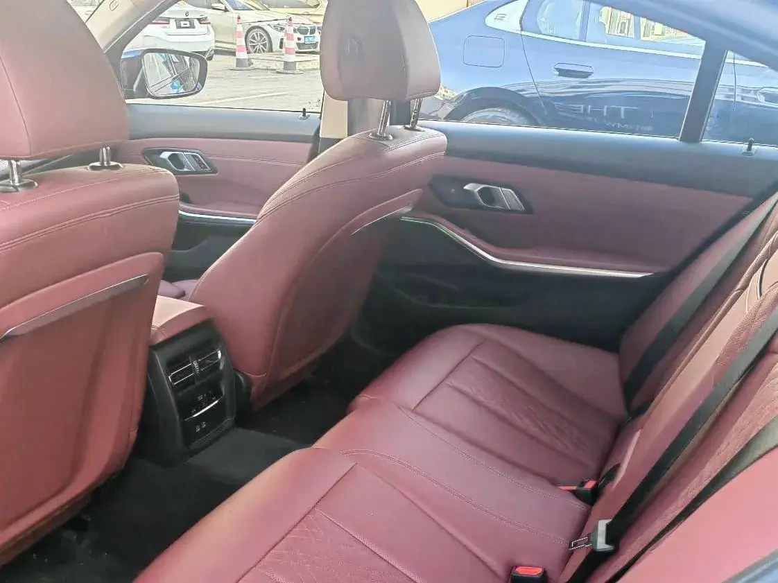 2025 BMW 3 thumbnail 4