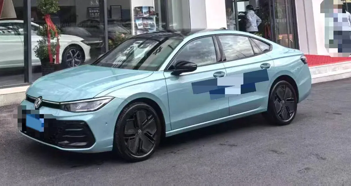 2025 VOLKSWAGEN PASSAT view 1