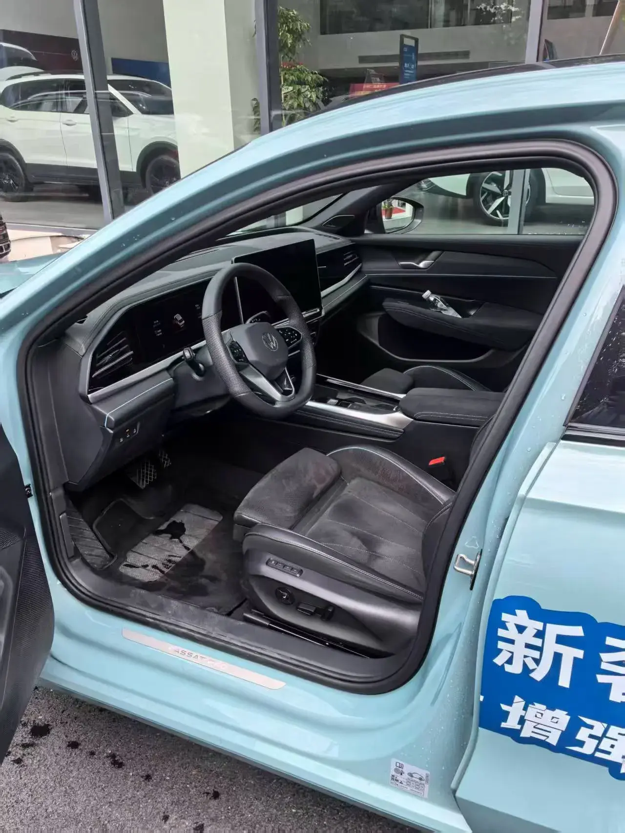 2025 VOLKSWAGEN PASSAT thumbnail 4