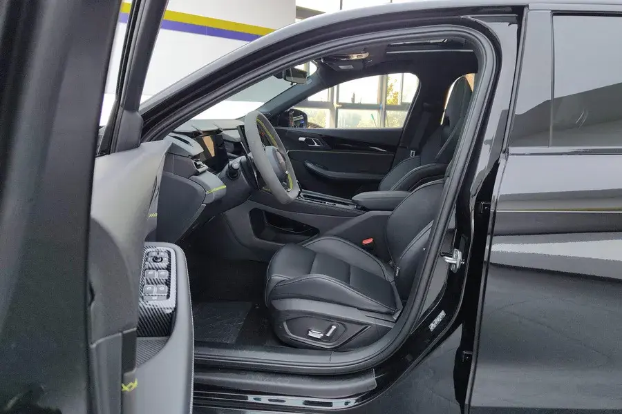 2023 LYNK&CO 03 thumbnail 4