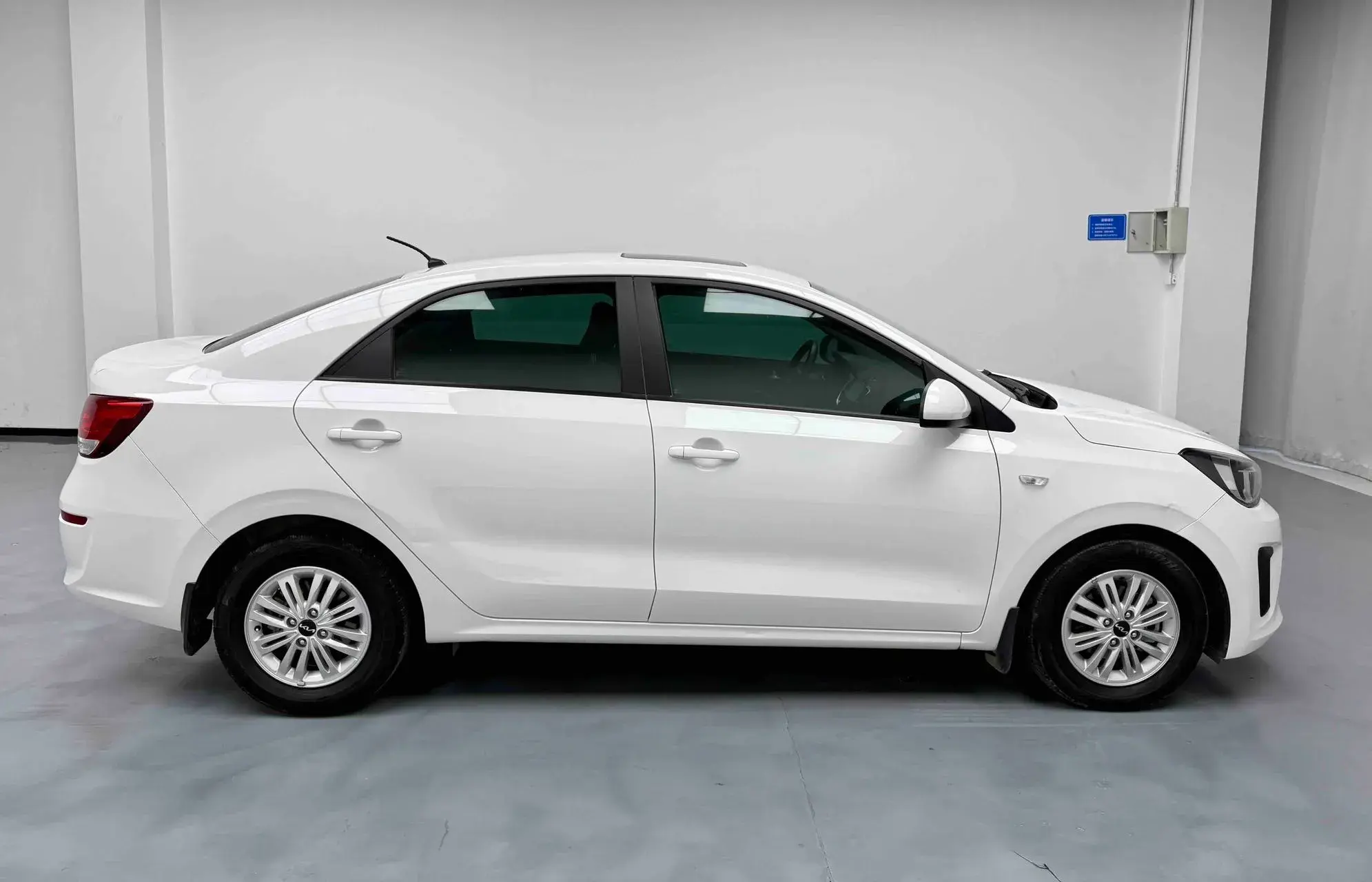 2020 KIA PEGAS thumbnail 4