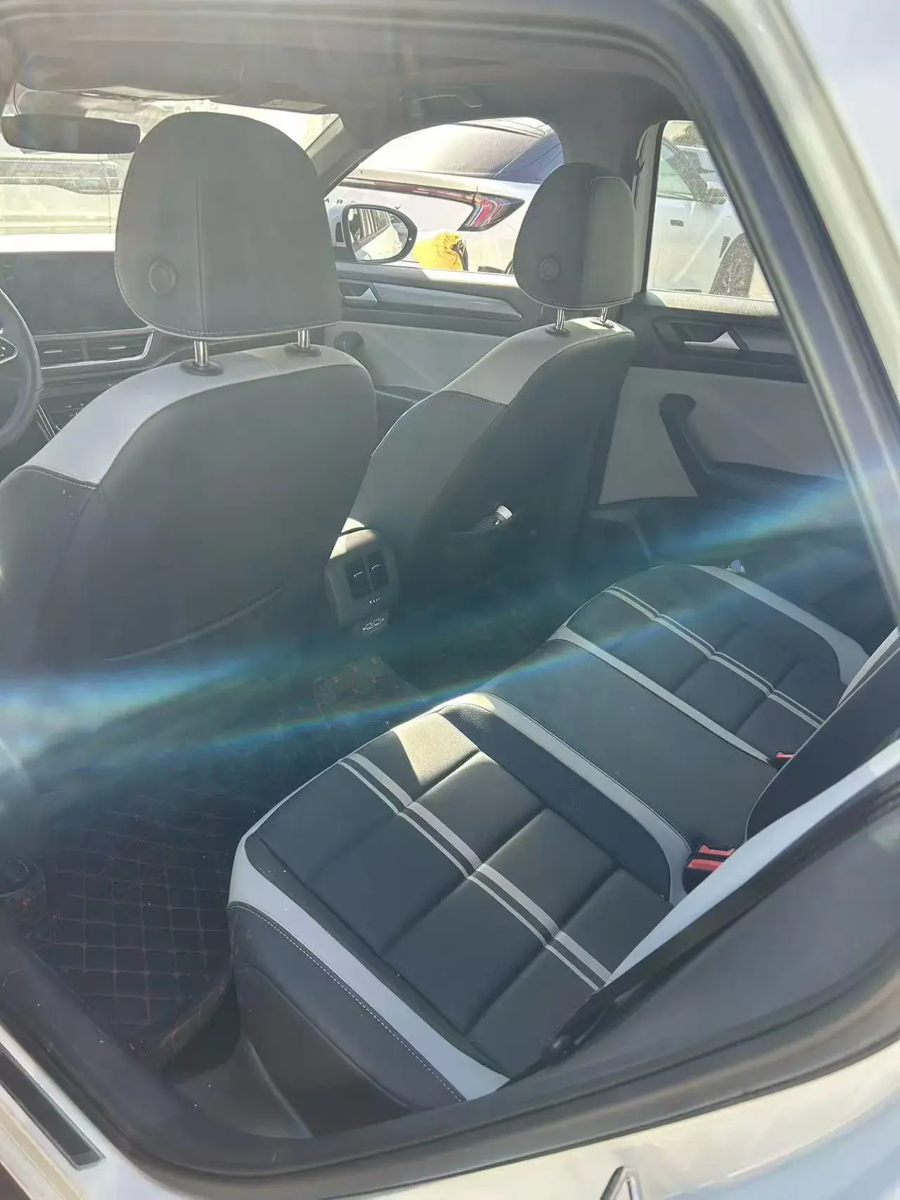 2024 VOLKSWAGEN T-ROC thumbnail 3