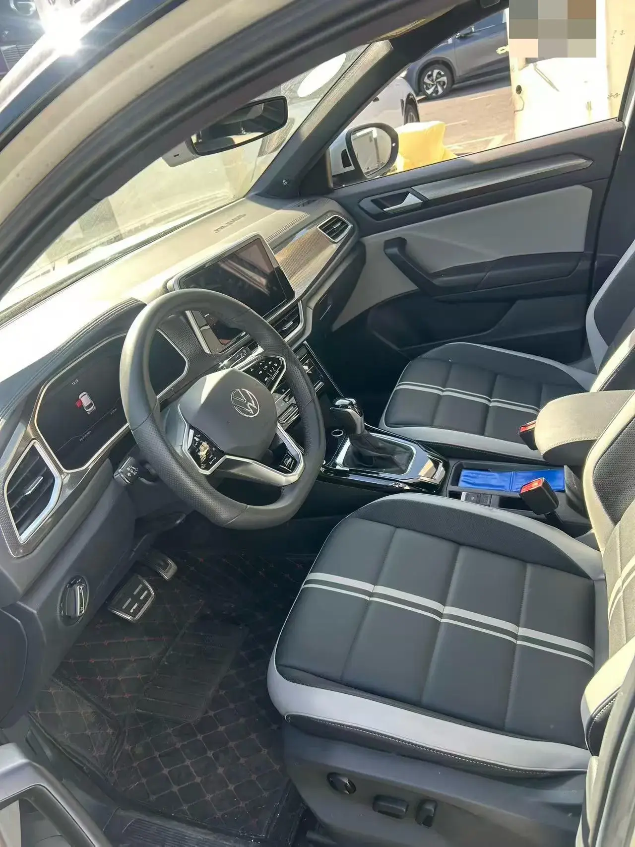 2024 VOLKSWAGEN T-ROC thumbnail 4