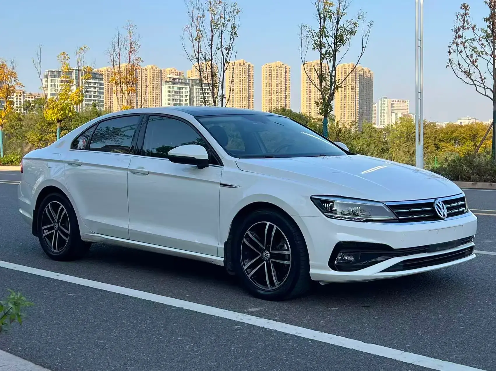 2021 VOLKSWAGEN LAMANDO thumbnail 3