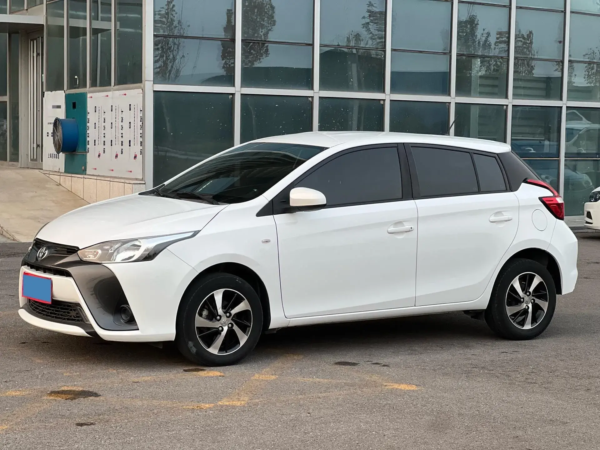 2017 TOYOTA YARIS view 1