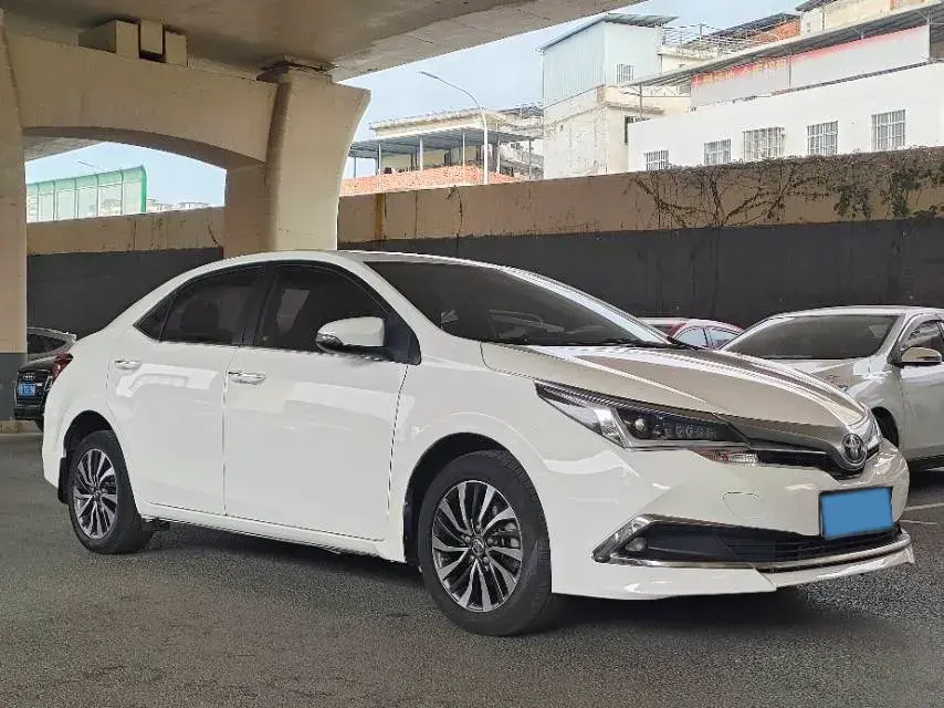 2018 TOYOTA COROLLA thumbnail 3