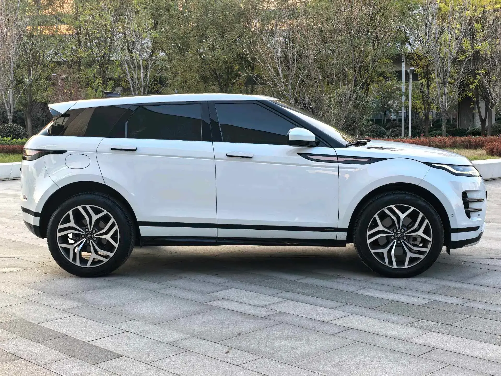2020 LAND ROVER thumbnail 4