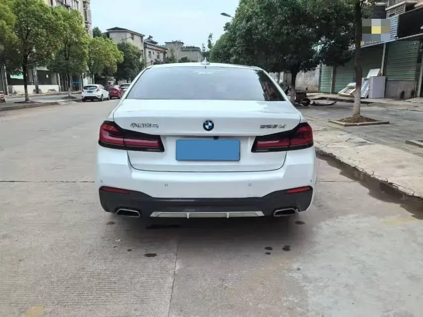 2021 BMW 5 thumbnail 3