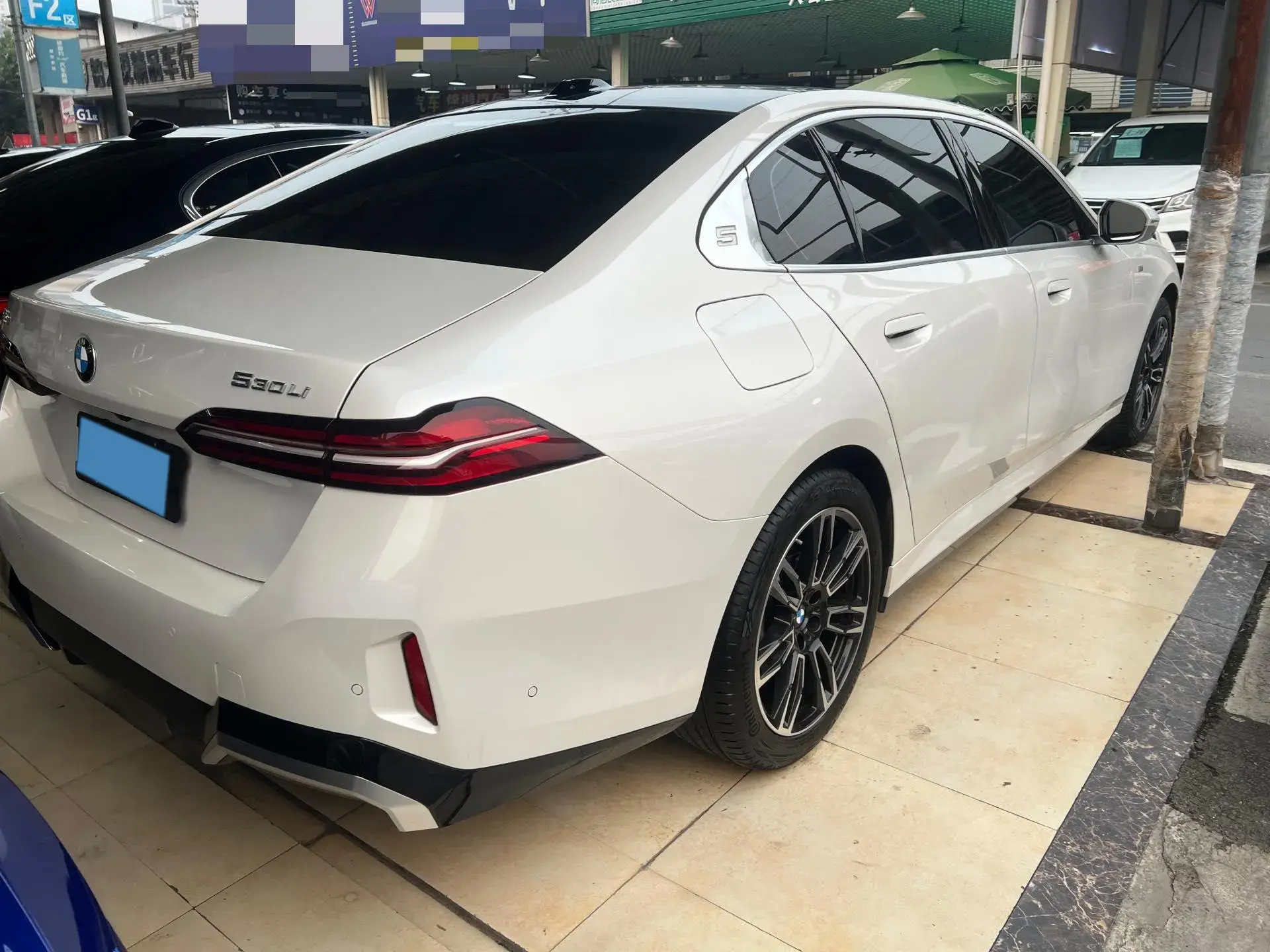 2025 BMW 5 thumbnail 4