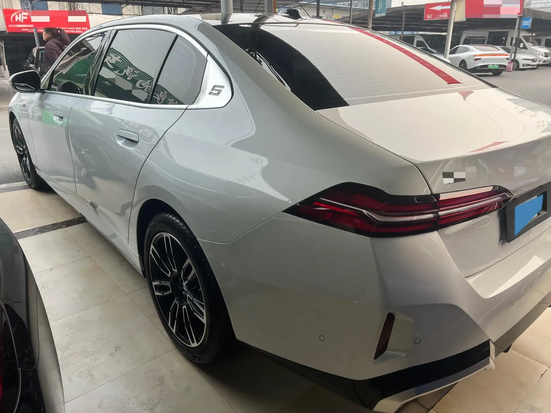 2025 BMW 5 thumbnail 3