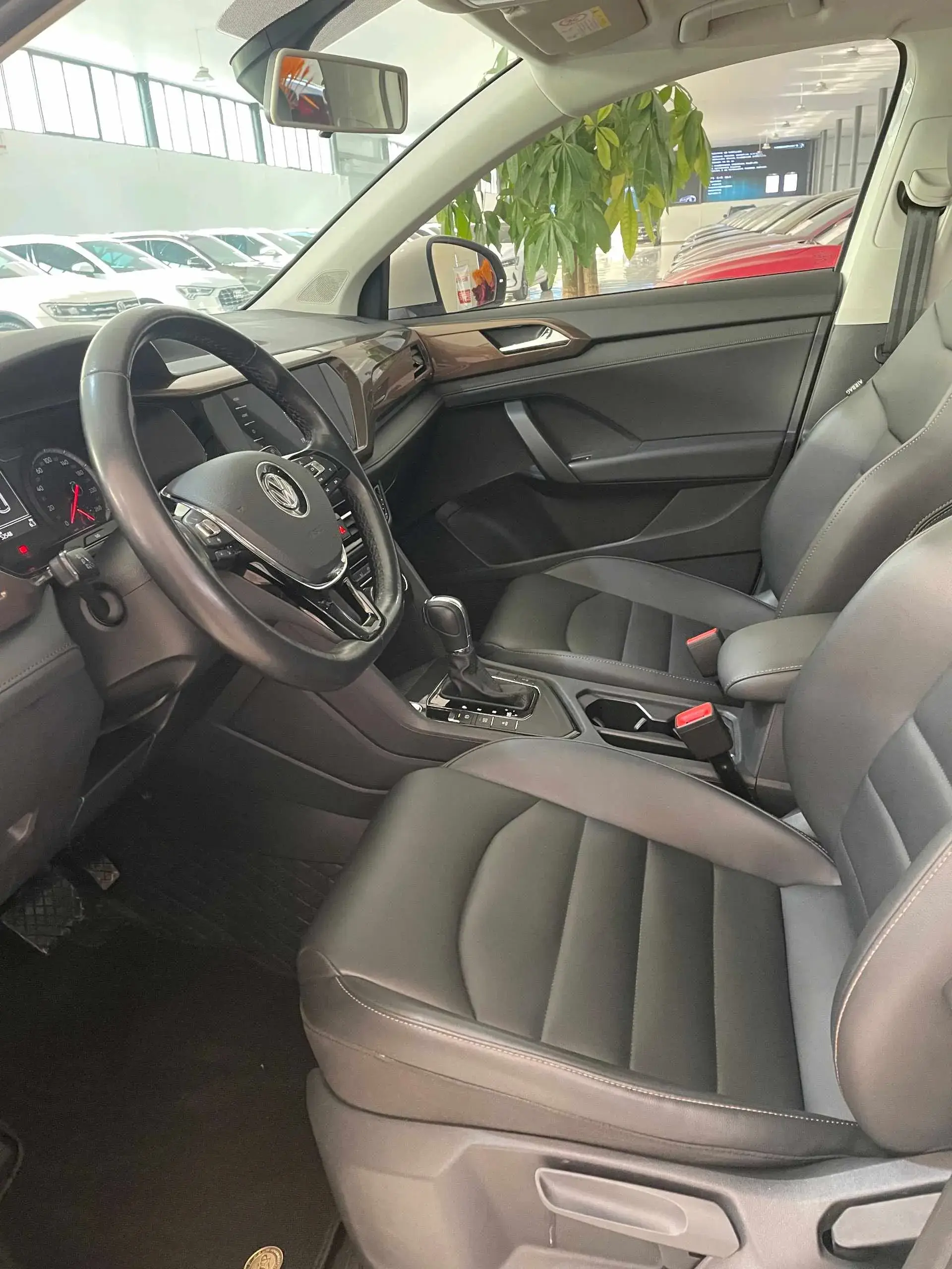 2021 VOLKSWAGEN THARU thumbnail 4