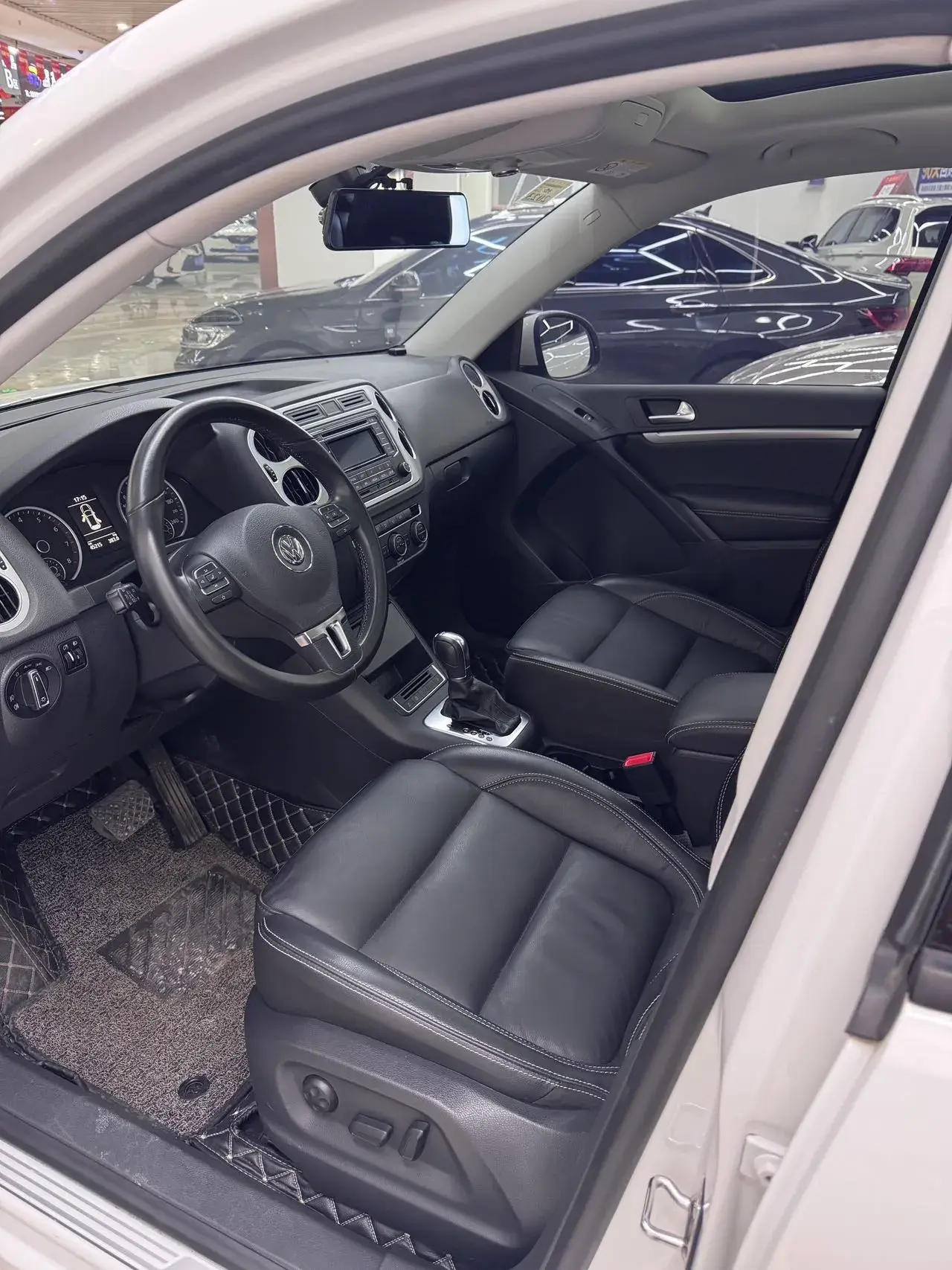 2016 VOLKSWAGEN TIGUAN thumbnail 4