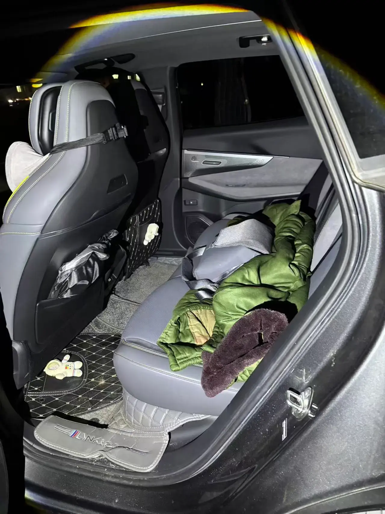 2023 LYNK&CO 08 thumbnail 3