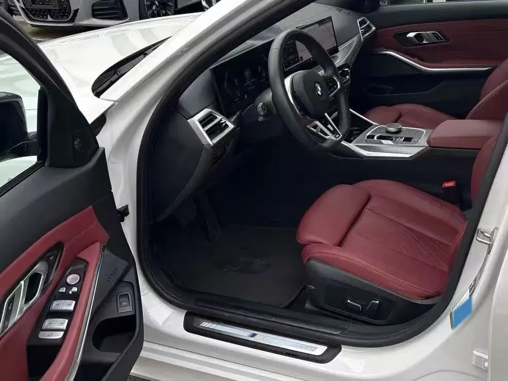 2025 BMW 3 thumbnail 2