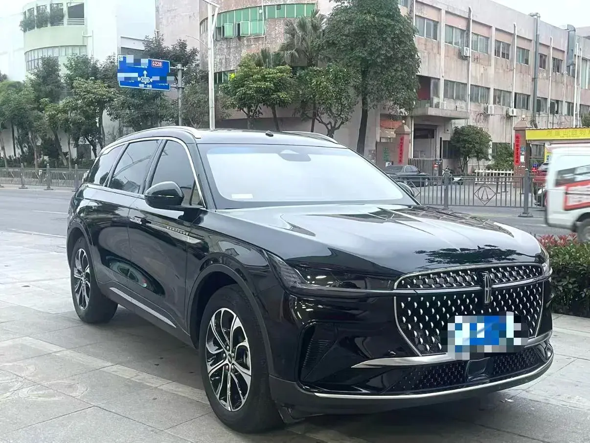 2023 LINCOLN NAUTILUS thumbnail 3