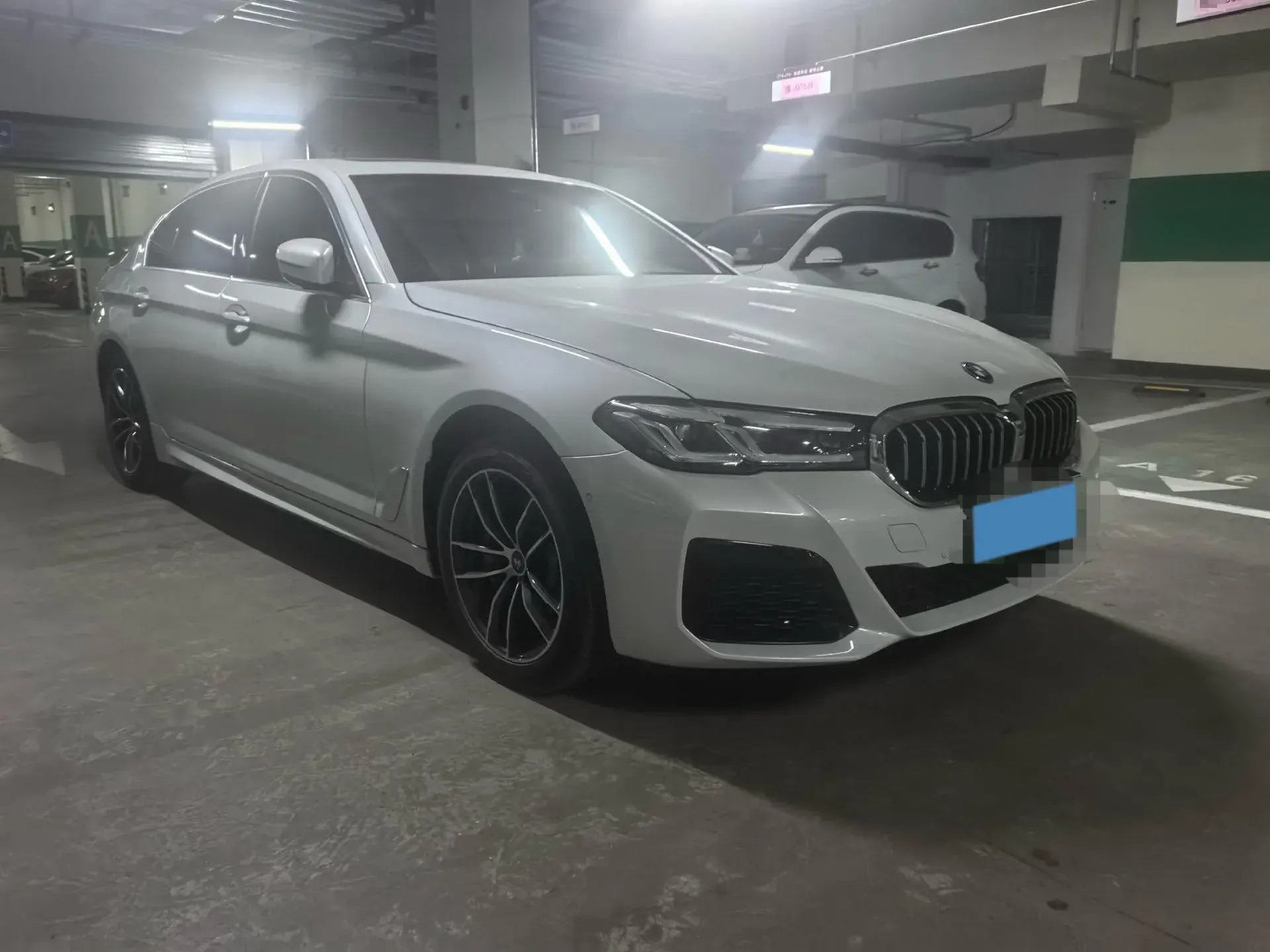 2022 BMW 5 thumbnail 2