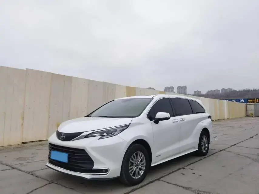 2023 Toyota Sienna 2.5L 189HP L4 E-CVT Hybrid