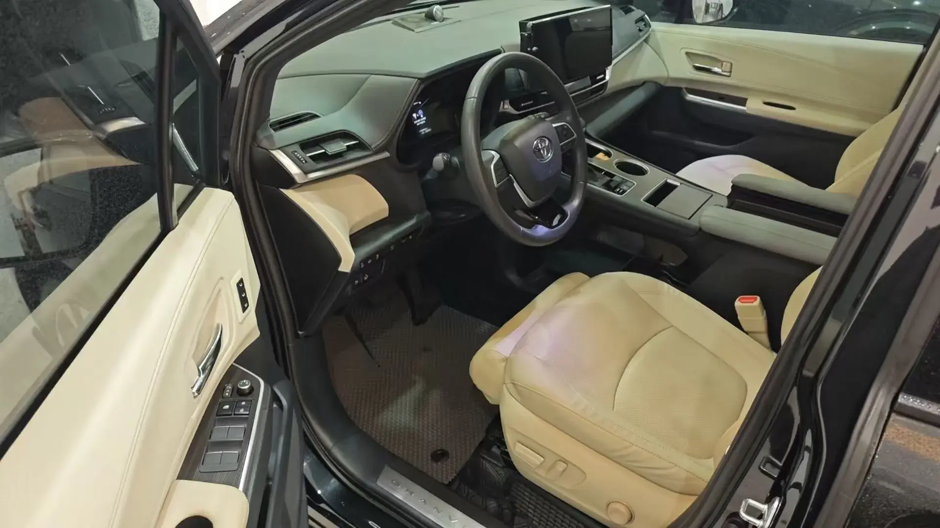 2023 TOYOTA GRANVIA thumbnail 4