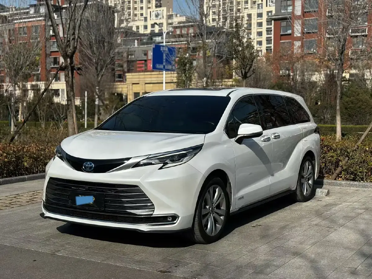 2023 Toyota Sienna 2.5L 189HP L4 E-CVT Hybrid