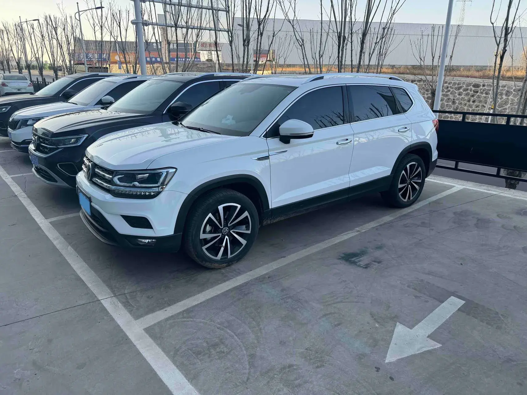 2021 VOLKSWAGEN THARU view 1