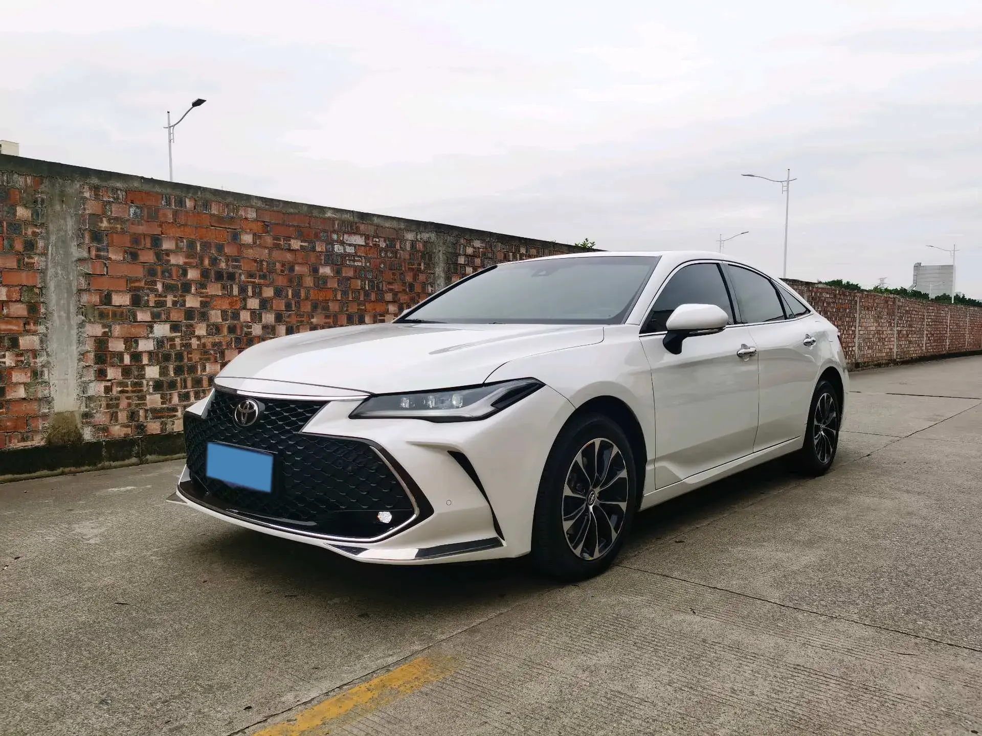 2022 TOYOTA AVALON view 1