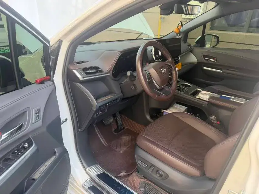 2022 TOYOTA GRANVIA thumbnail 3