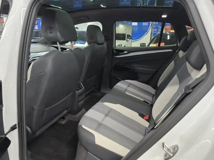 2024 VOLKSWAGEN ID.4 thumbnail 3