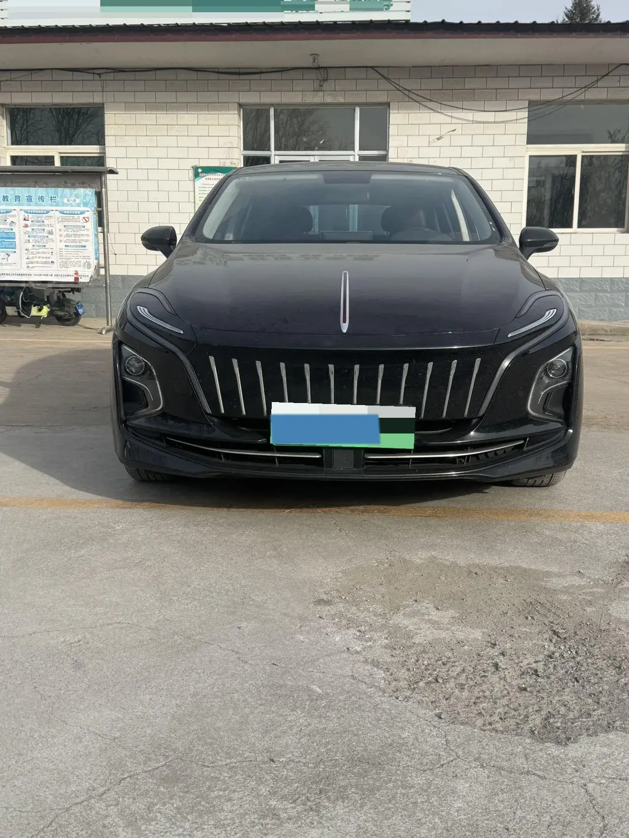 2023 HONGQI E-QM5 thumbnail 2
