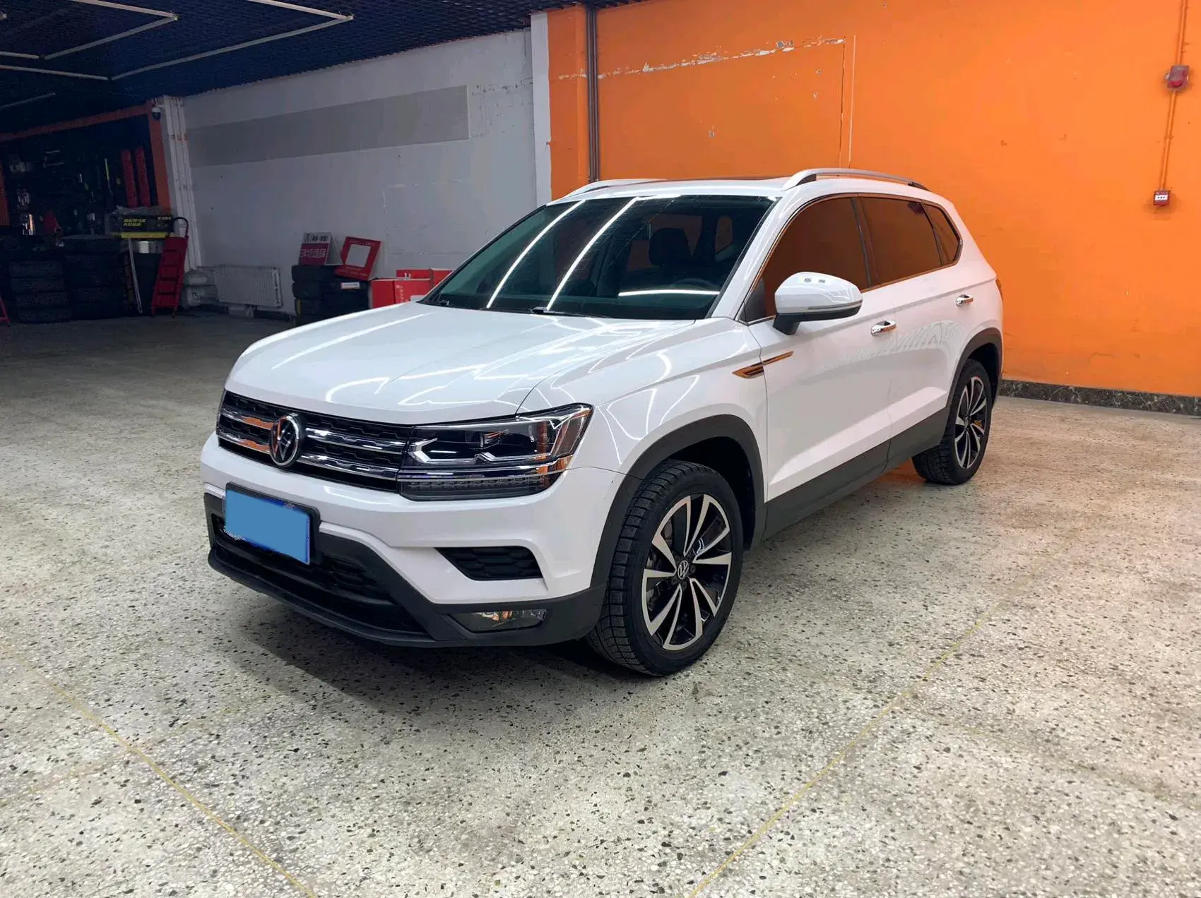 2021 VOLKSWAGEN THARU view 1