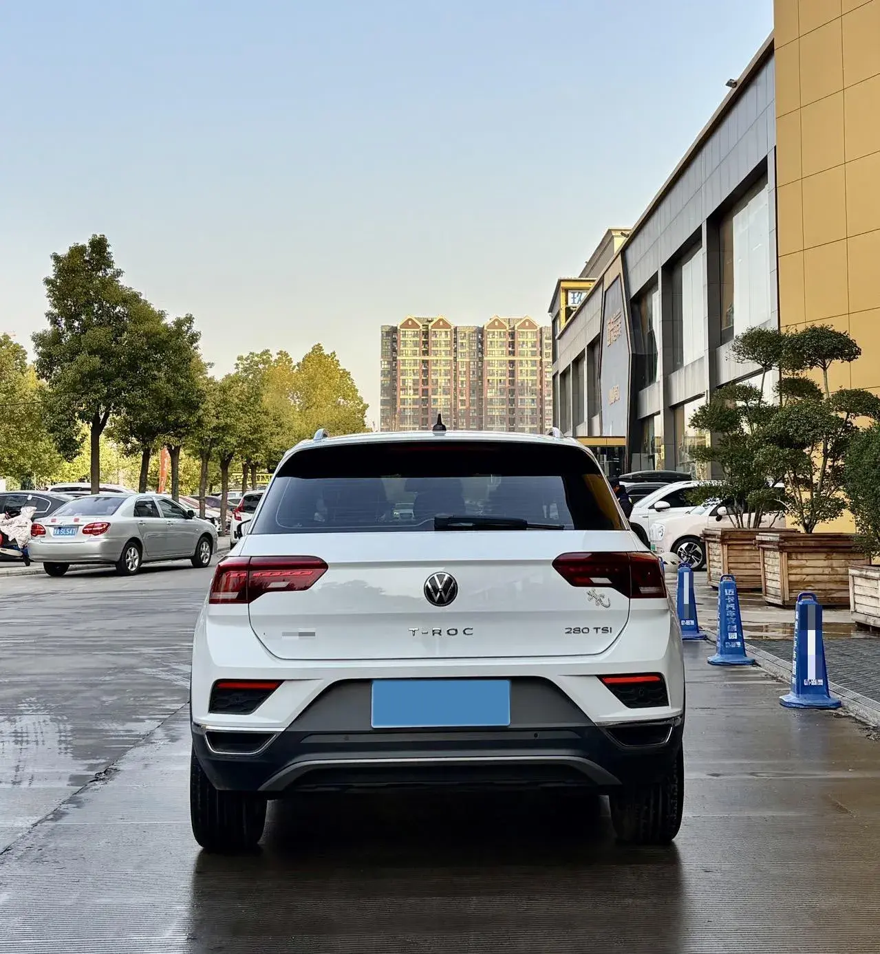 2021 VOLKSWAGEN T-ROC thumbnail 4