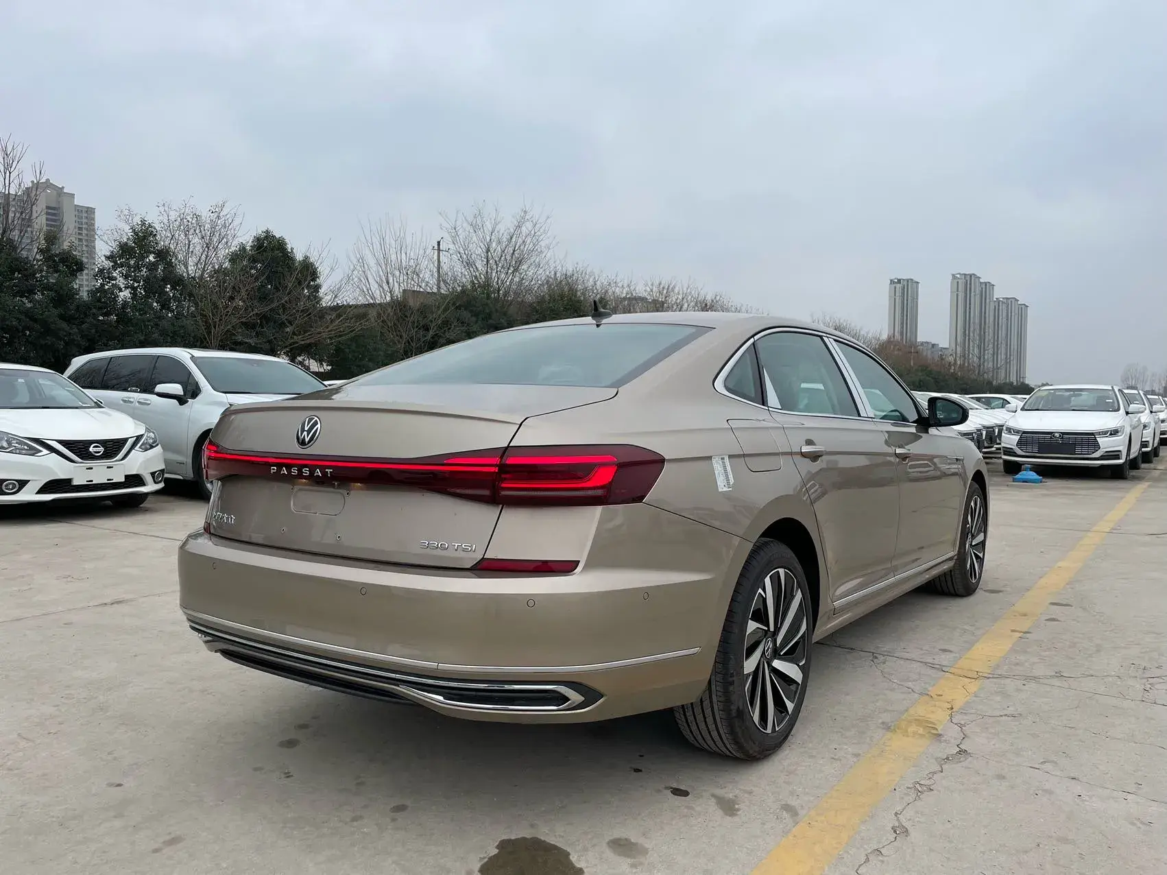 2022 VOLKSWAGEN PASSAT thumbnail 4