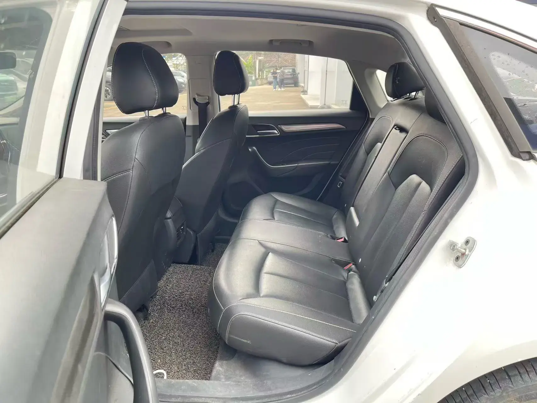 2018 ROEWE I6 thumbnail 3