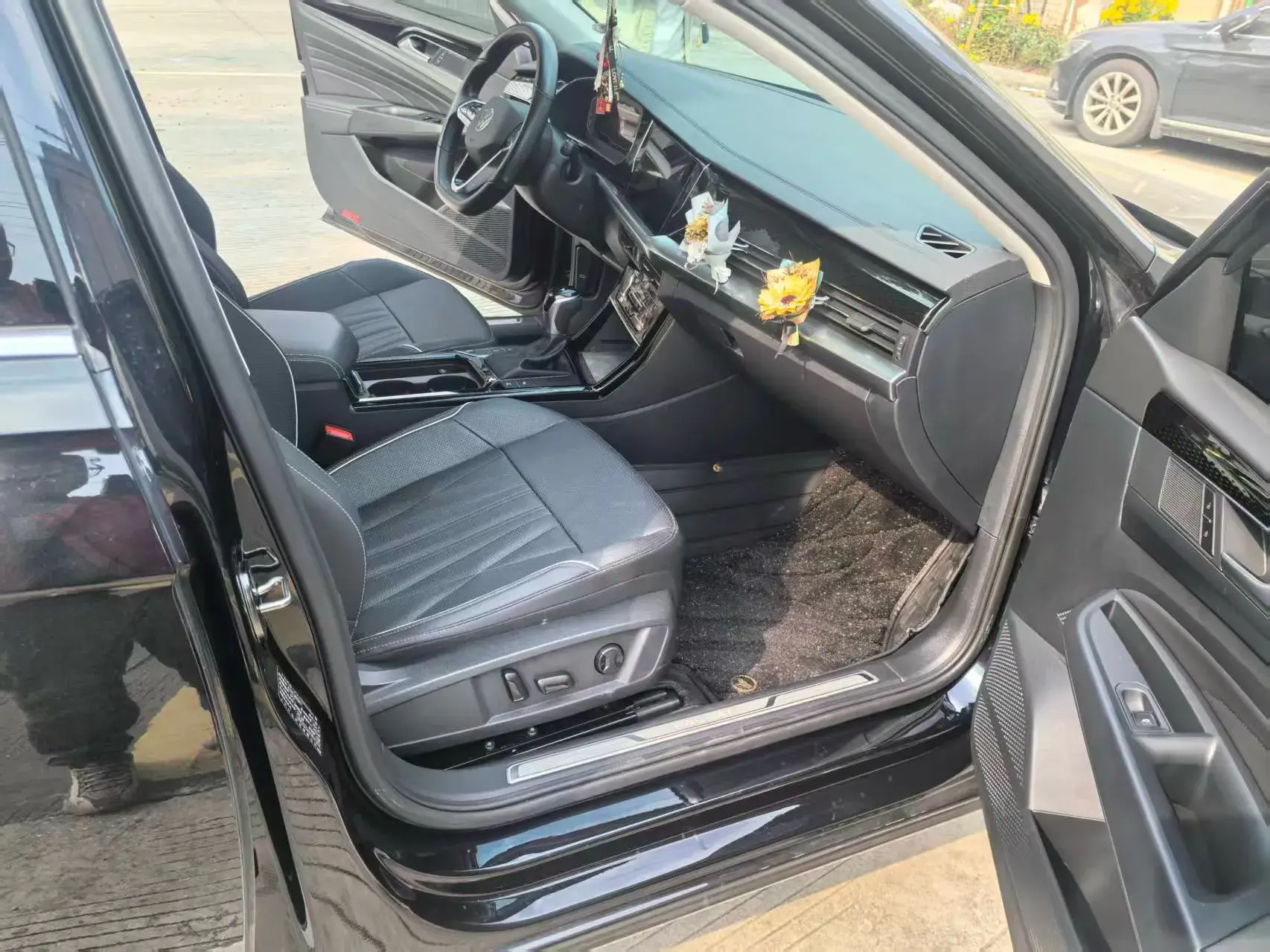 2023 VOLKSWAGEN PASSAT thumbnail 3