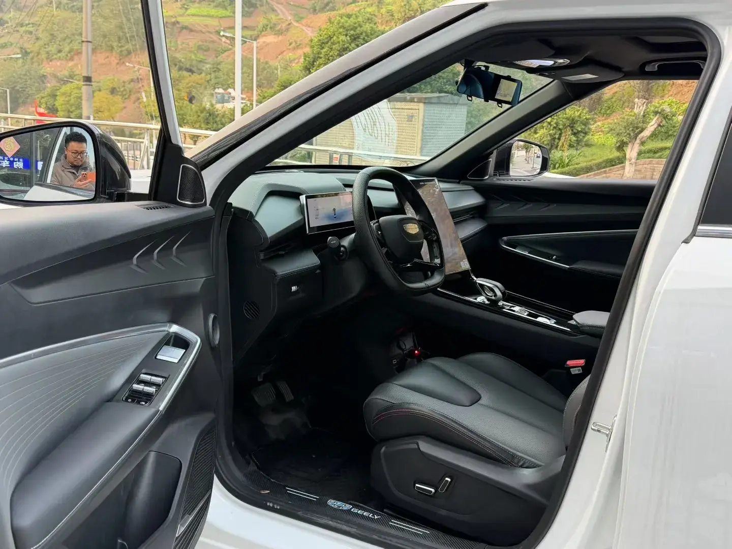 2023 GEELY AZKARRA thumbnail 3